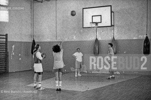 Sarajevo September 1994,.Red Star Sarajevo girls training in a school gym ahead of the Ronchetti Cup.Allenamenti allinterno di una palestra scolastica delle ragazze della Stella Rossa Sarajevo in vista della Coppa Ronchetti.. ©Rino Bianchi/Rosebud2