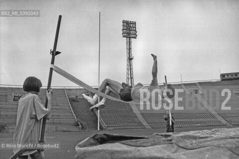 Sarajevo September 1994..High jump workouts at the soccer stadium\Allenamenti per il salto in alto nello stadio. ©Rino Bianchi/Rosebud2