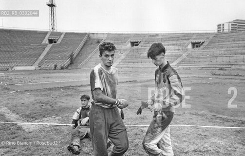 Sarajevo settembre 1994..Un paio di guanti per due portieri..Portieri durante gli allenamenti preparatori in vista del primo campionato di calcio della Bosnia..Foto: Rino Bianchi. ©Rino Bianchi/Rosebud2