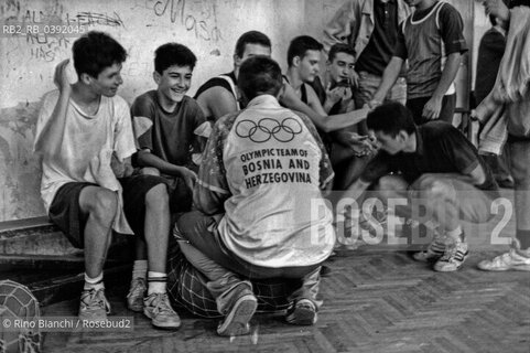 .Sarajevo September 1994..Basketball training in a gym in Sarajevo/Allenamenti di basket allinterno di una palestra a Sarajevo. ©Rino Bianchi/Rosebud2