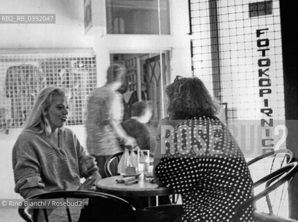 Sarajevo September 1994..Women inside the Ramona cafe during the war/Donne allinterno del caffè Ramona durante la guerra... ©Rino Bianchi/Rosebud2