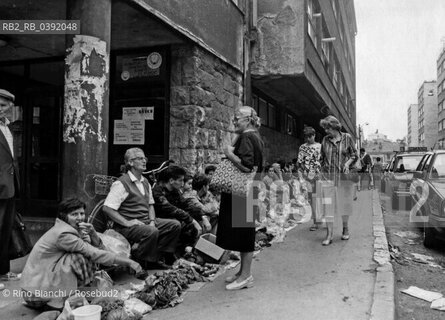 Sarajevo September 1994..A vegetable and food market in the old town during the war/Un mercato di verdura e alimentari nella città vecchia durante la guerra.. ©Rino Bianchi/Rosebud2