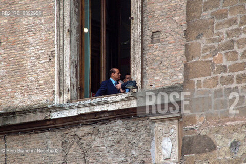 Roma 29 ottobre 2004..Firma della Costituzione Europea..Nella foto: Silvio Berlusconi affacciato alla finestra del Campidoglio..Foto: Rino Bianchi ©Rino Bianchi/Rosebud2