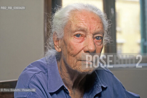 Rome, September 1996..Gioconda Beatrice Salvadori in literature Joyce Lussu, photographed in his home in Rome, partisan courier, writer, poet, translator of Nazim Hikmet and Agostinho Neto, the promoter of the Union of Italian Women, militant during the resistance movement in the Giustizia e Libertà  and Partito dAzione. Emilio Lussu wife, after the war was a member of the leadership of the Italian Socialist Party/Gioconda Beatrice Salvadori in letteratura Joyce Lussu, fotografata nella sua casa romana, staffetta partigiana, scrittrice, poetessa, traduttrice  di Nazim Hikmet e Agostinho Neto, promotrice dellUnione Donne Italiane, militante durante la resistenza nel movimento Giustizia e Libertà e quindi nel Partito dAzione. Moglie di Emilio Lussu, dopo la guerra è stata membro della direzione del Partito Socialista Italiano. . ©Rino Bianchi/Rosebud2