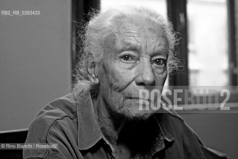 Rome, September 1996..Gioconda Beatrice Salvadori in literature Joyce Lussu, photographed in his home in Rome, partisan courier, writer, poet, translator of Nazim Hikmet and Agostinho Neto, the promoter of the Union of Italian Women, militant during the resistance movement in the Giustizia e Libertà  and Partito dAzione. Emilio Lussu wife, after the war was a member of the leadership of the Italian Socialist Party/Gioconda Beatrice Salvadori in letteratura Joyce Lussu, fotografata nella sua casa romana, staffetta partigiana, scrittrice, poetessa, traduttrice  di Nazim Hikmet e Agostinho Neto, promotrice dellUnione Donne Italiane, militante durante la resistenza nel movimento Giustizia e Libertà e quindi nel Partito dAzione. Moglie di Emilio Lussu, dopo la guerra è stata membro della direzione del Partito Socialista Italiano. . ©Rino Bianchi/Rosebud2