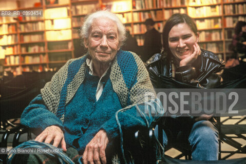 Roma 9 luglio 2009..Joyce Salvadori Lussu, poetessa, scrittrice, traduttrice, ritratta con la scrittrice Silvia Ballestra alla libreria Bibli..Foto: Rino Bianchi. ©Rino Bianchi/Rosebud2