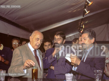 Roma 8 maggio 2006..Giorgio Napolitano, Senatore a vita, Democratici di Sinistra, candidato dellUnione per la Presidenza della Repubblica Italiana..Nella foto: Giorgio Napolitano con Carlo Leoni e Massimo DAlema ad una festa de LUnità a Roma..Foto: RINO BIANCHI. ©Rino Bianchi/Rosebud2