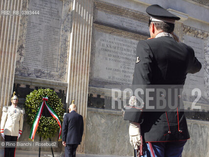 Roma 20 settembre 2010..140 anniversario della Breccia di Porta Pia..Il Presidente della Repubblica Giorgio Napolitano depone la corona dalloro a Porta Pia..Foto: RINO BIANCHI ©Rino Bianchi/Rosebud2