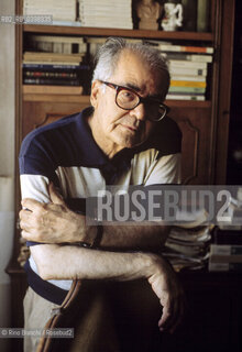 Roma 28 maggio 2002..Giuseppe Bonaviri, scrittore, ritratto nella sua abitazione di Frosinone..Foto: Rino Bianchi ©Rino Bianchi/Rosebud2