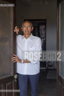 Brancaleone(RC) August 3, 2024..Tonino Tringali, lawyer, owner of what was the home of Cesare Pavese during his confinement in Brancaleone, photographed in the garden of the house/Tonino Tringali, avvocato,  proprietario di quella che fu la dimora di Cesare Pavese durante il confino a Brancaleone, fotografato nel giardino della dimora. ©Rino Bianchi/Rosebud2