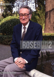 Rome September 6. 1995..Alfred Charles Tomlinson, English poet and translator, photographed in Rome in the park of the Accademia dei Lincei/Alfred Charles Tomlinson, poeta e traduttore inglese, fotografato a Roma nel parco dellAccademia dei Lincei. ©Rino Bianchi/Rosebud2