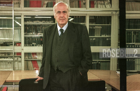 Rome, October 31, 2003..Antonio Golini, full professor of demography at the University La Sapienza of Rome, portrayed in the library of the Department of Demography in via Nomentana 41/Antonio Golini, professore ordinario di demografia presso lUniversità La Sapienza di Roma, ritratto nella biblioteca del dipartimento di Demografia in via Nomentana 41... ©Rino Bianchi/Rosebud2