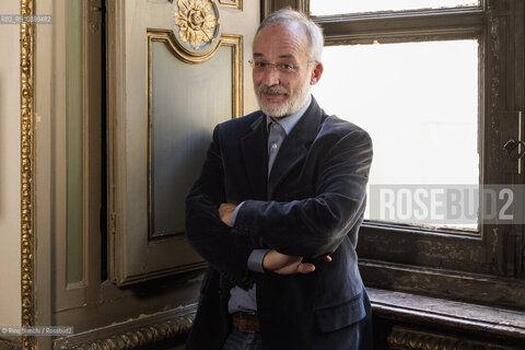 Turin November 30, 2024..Stefano Mancuso, botanist, essayist, professor of general arboriculture and plant ethology at the University of Florence, member of the Accademia dei Georgofili, founding member of the Société internationale pour le signalement et le comportement des plantes and director of the International Laboratory of Plant Neurobiology, photographed in Turin in the rooms of the Circolo dei lettori/Stefano Mancuso, botanico, saggista, docente di arboricoltura generale ed etologia vegetale all’Università di Firenze,  membro dellAccademia dei Georgofili, membro fondatore della Société internationale pour le signalement et le comportement des plantes e direttore del Laboratorio internazionale di neurobiologia vegetale, fotografato a Torino negli ambienti del Circolo dei lettori. ©Rino Bianchi/Rosebud2