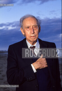 Montesilvano(PE) October 16, 1993..Mario Luzi, poet, essayist, senator for life, photographed on the Montesilvano beach in October 1993/Mario Luzi, poeta, saggista, senatore a vita, fotografato sulla spaggia di Montesilvano nellottobre 1993. ©Rino Bianchi/Rosebud2