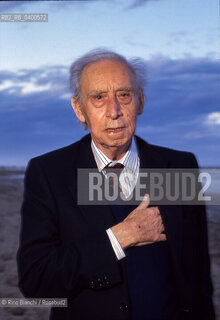 Montesilvano(PE) October 16, 1993..Mario Luzi, poet, essayist, senator for life, photographed on the Montesilvano beach in October 1993/Mario Luzi, poeta, saggista, senatore a vita, fotografato sulla spaggia di Montesilvano nellottobre 1993. ©Rino Bianchi/Rosebud2