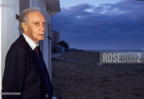 Montesilvano(PE) October 16, 1993..Mario Luzi, poet, essayist, senator for life, photographed on the Montesilvano beach in October 1993/Mario Luzi, poeta, saggista, senatore a vita, fotografato sulla spaggia di Montesilvano nellottobre 1993. ©Rino Bianchi/Rosebud2