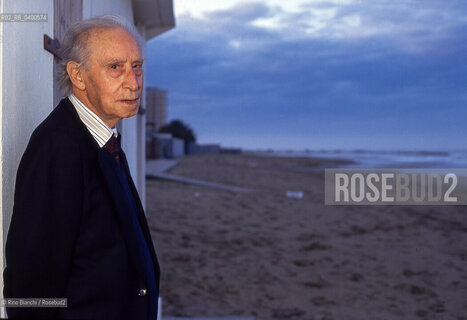 Montesilvano(PE) October 16, 1993..Mario Luzi, poet, essayist, senator for life, photographed on the Montesilvano beach in October 1993/Mario Luzi, poeta, saggista, senatore a vita, fotografato sulla spaggia di Montesilvano nellottobre 1993. ©Rino Bianchi/Rosebud2