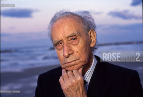Montesilvano(PE) October 16, 1993..Mario Luzi, poet, essayist, senator for life, photographed on the Montesilvano beach in October 1993/Mario Luzi, poeta, saggista, senatore a vita, fotografato sulla spaggia di Montesilvano nellottobre 1993. ©Rino Bianchi/Rosebud2