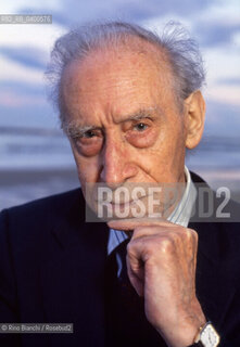 Montesilvano(PE) October 16, 1993..Mario Luzi, poet, essayist, senator for life, photographed on the Montesilvano beach in October 1993/Mario Luzi, poeta, saggista, senatore a vita, fotografato sulla spaggia di Montesilvano nellottobre 1993. ©Rino Bianchi/Rosebud2