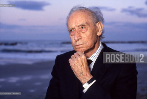 Montesilvano(PE) October 16, 1993..Mario Luzi, poet, essayist, senator for life, photographed on the Montesilvano beach in October 1993/Mario Luzi, poeta, saggista, senatore a vita, fotografato sulla spaggia di Montesilvano nellottobre 1993. ©Rino Bianchi/Rosebud2
