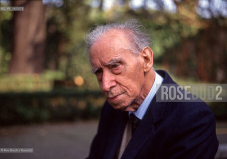 Roma April 15, 1994..Mario Luzi, poet, essayist, senator for life, photographed in Rome in the garden of the Accademia dei Lincei/Mario Luzi, poeta, saggista, senatore a vita, fotografato a Roma nel giardino dellAccademia dei Lincei. ©Rino Bianchi/Rosebud2