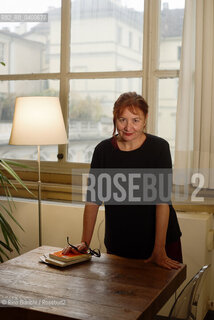 Turin November 15, 2025..Susanna Tartaro, curator of Fahrenheit on Rai Radio 3, essayist, and author, opened the blog «DailyHaiku» in 2014, where she comments on what is happening in the world starting from a photo and a poem, photographed in the rooms of the Circolo dei lettori in Turin during the Radici Festival/Susanna Tartaro curatrice di Fahrenheit di Rai Radio 3, saggsta, autrice, nel 2014 ha aperto il blog «DailyHaiku», dove commenta ciò che succede nel mondo a partire da una foto e da una poesia, fotografata negli ambienti del Circolo dei lettori di Torino durante il Festival Radici. ©Rino Bianchi/Rosebud2