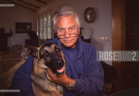 Rome May 10, 1998..Luca Goldoni, journalist, writer, war correspondent, and comedian, photographed with the dog Boss in his home in Montecalderaro, a hamlet of Castel San Pietro Terme, in the Mugello area/Luca Goldoni, giornalista, scrittore, inviato di guerra ed umorista, fotografato con il cane Boss nella sua casa di Montecalderaro, frazione di Castel San Pietro Terme, nel Mugello. ©Rino Bianchi/Rosebud2
