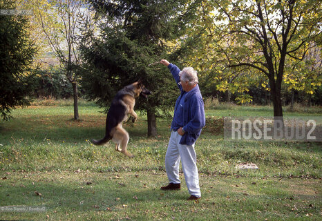 Rome May 10, 1998..Luca Goldoni, journalist, writer, war correspondent, and comedian, photographed with the dog Boss in the park of his house in Montecalderaro, a hamlet of Castel San Pietro Terme, in the Mugello area/Luca Goldoni, giornalista, scrittore, inviato di guerra ed umorista, fotografato con il cane Boss nel parco della sua casa di Montecalderaro, frazione di Castel San Pietro Terme, nel Mugello. ©Rino Bianchi/Rosebud2