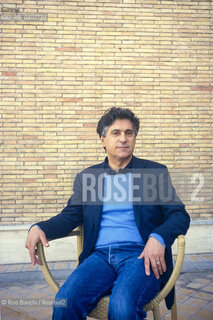 Roma 6 aprile 2009..Vito Bruno, scrittore, ha esordito nel 1986 con la raccolta di poesie Movimenti. Nel 1990 ha pubblicato il romanzo Per invecchiare ho bisogno di tempo (Stalker editore) mentre al 1995 risale la raccolta Cirlè e altri racconti (Feltrinelli editore, Premio Cesare Pavese). Nel 2000 è stato finalista al Premio Campiello con Mare e mare, romanzo molto apprezzato da critica e pubblico, cui nel 2003 è seguito Domenica ti vengo a trovare (Premio Melfi)..Nella foto: Vito Bruno posa sul terrazzo dellAssociazione Civita a Roma..Foto: Rino Bianchi. ©Rino Bianchi/Rosebud2