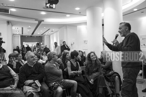Rome February 7, 2017.Franco Arminio sings with the public Bella Ciao during the presentation of the book Give in the way the trees to Feltrinelli/Franco Arminio canta con il pubblico Bella Ciao in occasione della presentazione del libro Cedi la strada agli alberi alla libreria Feltrinelli  .. ©Rino Bianchi/Rosebud2