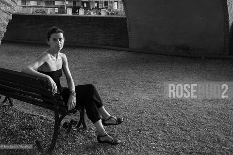 Rome August 1, 2017..Chiara Marchelli, an Italian writer, editor, copywriter and translator, photographed in Rome in the gardens of Castel SantAngelo/Chiara Marchelli , scrittrice italiana, editor, copywriter e traduttrice, fotografata a Roma nei giardini di Castel SantAngelo.. ©Rino Bianchi/Rosebud2