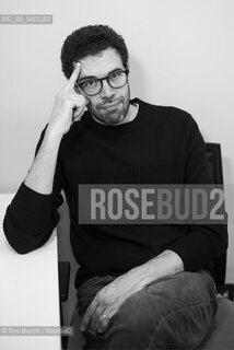 Milan December 18, 2025..Giulio Passerini, essayist, editor, and author, works in communications and the Intramontabili series for Edizioni E/O. He writes about graphics for Panorama.it, innovation and publishing for Ho un libro in testa, and covers covers on his blog Whos the reader. He edited Giuseppe Bonuras Racconti del giorno e della notte for Hacca/Giulio Passerini, saggista, edtor e autore, si occupa di comunicazione e della collana degli Intramontabili per le Edizioni E/O, scrive di grafica per Panorama.it, di innovazione ed editoria per Ho un libro in testa e di copertine sul suo blog Who’s the reader. Ha curato per Hacca i Racconti del giorno e della notte di Giuseppe Bonura. ©Rino Bianchi/Rosebud2