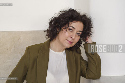 Rome March 21, 2026..Ece Temelkuran is a Turkish journalist, writer, and activist. She was a columnist for Milliyet and Habertürk, but was fired from the latter after writing articles critical of the government, particularly on the massacre of Kurds on the Turkish-Iraqi border in December 2011. Considered Turkeys most read political columnist, she has twice been ranked among the ten most influential people on social media, photographed near Piazza Euclide in Rome/Ece Temelkuran giornalista, scrittrice e attivista turca. E stata editorialista per Milliyet e Habertürk, ed è stata licenziata da questo dopo aver scritto articoli critici nei confronti del governo, in particolare sul massacro di curdi al confine tra Turchia e Iraq del dicembre 2011. Considerata editorialista politico più letto della Turchia ed è stata classificata due volte tra le dieci persone più influenti dei social media, fotografata a Roma nei pressi di Piazza Euclide. ©Rino Bianchi/Rosebud2