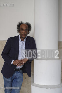 Rome March 21, 2026..Dinaw Mengestu, an Ethiopian-born American writer and novelist, a contributor to Rolling Stone, Harpers, The Wall Street Journal, and many other publications, and director of the written arts program at Bard College, photographed in Rome near Piazza Euclide/Dinaw Mengestu, scrittore e romanziere etiope naturalizzato statunitense, collaboratore delle riviste Rolling Stone,  Harpers, The Wall Street Journal e molte altre pubblicazioni, direttore del programma di arte scritta al Bard College, fotografato a Roma nei pressi di piazza Euclide. ©Rino Bianchi/Rosebud2