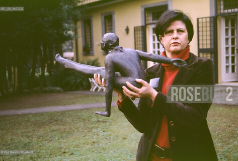 Rome, December 28, 2003..Francesca Tulli, artist, photographed in Rome in the park of her home/Francesca Tulli, artista, fotografata a Roma nel parco della sua abitazione. ©Rino Bianchi/Rosebud2