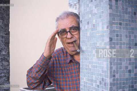 Rome May 4, 1993..Benito Franco Giuseppe Jacovitti, cartoonist, author of famous comic book characters such as Cocco Bill and Cip the Archpoliceman, graphic novels such as Kamasultra and the famous Diario Vitt, published since 1949 and which between the 1960s and 1970s sold over 3 million copies a year, exceeding a total of 100 million copies, photographed in his home in Rome/Benito Franco Giuseppe Jacovitti, fumettista, autore di celebri personaggi dei fumetti come Cocco Bill e Cip larcipoliziotto, di romanzi grafici come Kamasultra e del celebre Diario Vitt, edito dal 1949 e che fra gli anni sessanta e settanta arrivò a vendere oltre 3 milioni di copie lanno superando un totale di 100 milioni di copie, fotografato a Roma nella sua abitazione. ©Rino Bianchi/Rosebud2