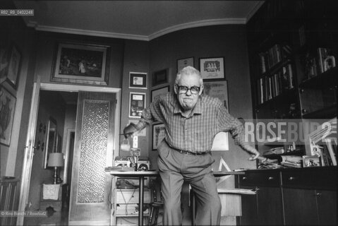 Rome May 4, 1993..Benito Franco Giuseppe Jacovitti, cartoonist, author of famous comic book characters such as Cocco Bill and Cip the Archpoliceman, graphic novels such as Kamasultra and the famous Diario Vitt, published since 1949 and which between the 1960s and 1970s sold over 3 million copies a year, exceeding a total of 100 million copies, photographed in his home in Rome/Benito Franco Giuseppe Jacovitti, fumettista, autore di celebri personaggi dei fumetti come Cocco Bill e Cip larcipoliziotto, di romanzi grafici come Kamasultra e del celebre Diario Vitt, edito dal 1949 e che fra gli anni sessanta e settanta arrivò a vendere oltre 3 milioni di copie lanno superando un totale di 100 milioni di copie, fotografato a Roma nella sua abitazione. ©Rino Bianchi/Rosebud2