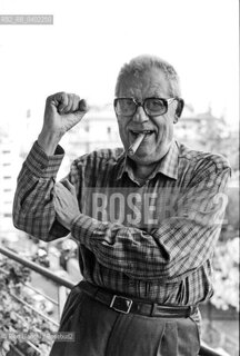 Rome May 4, 1993..Benito Franco Giuseppe Jacovitti, cartoonist, author of famous comic book characters such as Cocco Bill and Cip the Archpoliceman, graphic novels such as Kamasultra and the famous Diario Vitt, published since 1949 and which between the 1960s and 1970s sold over 3 million copies a year, exceeding a total of 100 million copies, photographed in his home in Rome/Benito Franco Giuseppe Jacovitti, fumettista, autore di celebri personaggi dei fumetti come Cocco Bill e Cip larcipoliziotto, di romanzi grafici come Kamasultra e del celebre Diario Vitt, edito dal 1949 e che fra gli anni sessanta e settanta arrivò a vendere oltre 3 milioni di copie lanno superando un totale di 100 milioni di copie, fotografato a Roma nella sua abitazione. ©Rino Bianchi/Rosebud2