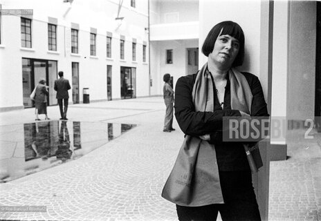 Rome, March 5, 2002..Eve Ensler, playwright, director, writer, poet, and screenwriter, political activist, feminist, and author of The Vagina Monologues, photographed at the Spazio Peroni in Rome/Eve Ensler, drammaturga,  regista, scrittrice, poetessa e sceneggiatrice, attivista politica, femminista, autrice de I monologhi della vagina, fotografata a Roma allo spazio Peroni. ©Rino Bianchi/Rosebud2