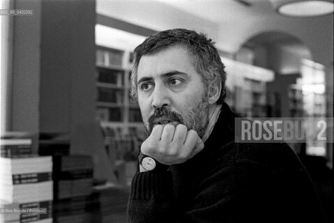 Rome, January 16, 2003..Francesco Piccolo, writer, pictured at the Feltrinelli bookstore shortly before a reading of Raymond Carvers works/Francesco Piccolo, scrittore ritratto alla libreria Feltrinelli poco prima della lettura dei testi di Raymond Carver. ©Rino Bianchi/Rosebud2
