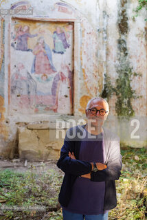 Mompeo(RI) August 24, 2026..Renato Giordano, theater director, actor, musician, and doctor, photographed inside the rural church of SantEgidio in Mompeo/Renato Giordano regista teatrale, attore, musicista e medico, fotografato allinterno della chiesa rurale di SantEgidio a Mompeo. ©Rino Bianchi/Rosebud2