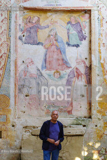 Mompeo(RI) August 24, 2026..Renato Giordano, theater director, actor, musician, and doctor, photographed inside the rural church of SantEgidio in Mompeo/Renato Giordano regista teatrale, attore, musicista e medico, fotografato allinterno della chiesa rurale di SantEgidio a Mompeo. ©Rino Bianchi/Rosebud2