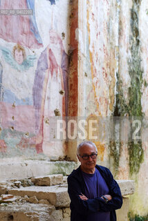Mompeo(RI) August 24, 2026..Renato Giordano, theater director, actor, musician, and doctor, photographed inside the rural church of SantEgidio in Mompeo/Renato Giordano regista teatrale, attore, musicista e medico, fotografato allinterno della chiesa rurale di SantEgidio a Mompeo. ©Rino Bianchi/Rosebud2