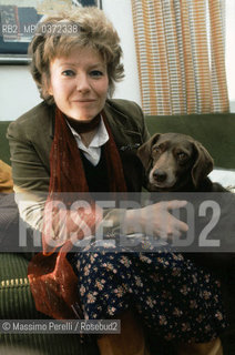 Dacia Maraini nella sua casa, cane, scrittrice, ritratto 1983, Roma, Italia / Dacia Maraini in your house,   dog, writer, potrait 1983, Rome, Italy. ©Massimo Perelli/Rosebud2