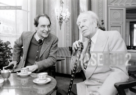 Jorge Louis Borges con Italo Calvino, scrittori, ritratto 1982, Roma, Italia / Jorge Louis Borges with Italo Calvino, writers, potrait 1982, Rome, Italy. ©Massimo Perelli/Rosebud2