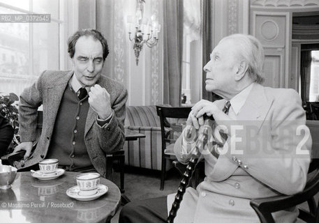 Jorge Louis Borges con Italo Calvino, scrittori, ritratto 1982, Roma, Italia / Jorge Louis Borges with Italo Calvino, writers, potrait 1982, Rome, Italy. ©Massimo Perelli/Rosebud2