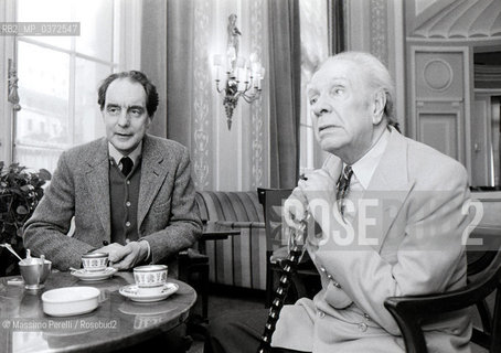 Jorge Louis Borges con Italo Calvino, scrittori, ritratto 1982, Roma, Italia / Jorge Louis Borges with Italo Calvino, writers, potrait 1982, Rome, Italy. ©Massimo Perelli/Rosebud2