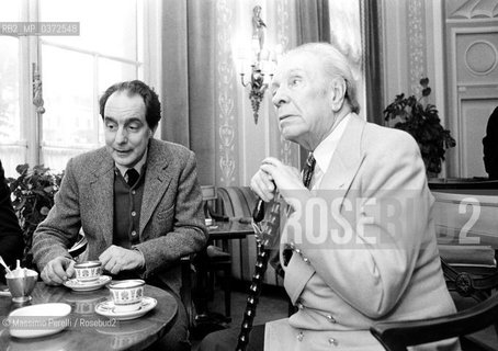 Jorge Louis Borges con Italo Calvino, scrittori, ritratto 1982, Roma, Italia / Jorge Louis Borges with Italo Calvino, writers, potrait 1982, Rome, Italy. ©Massimo Perelli/Rosebud2