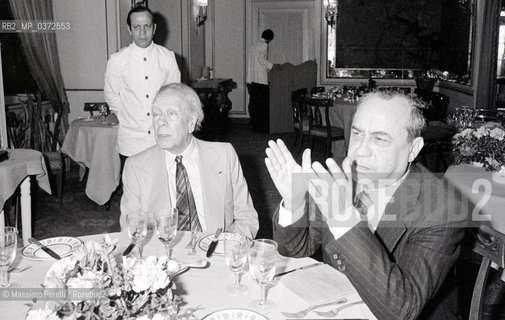 Jorge Louis Borges con Leonardo Sciascia, scrittori, ritratto 1982, Roma, Italia / Jorge Louis Borges with Leonardo Sciascia, writers, potrait 1982, Rome, Italy. ©Massimo Perelli/Rosebud2