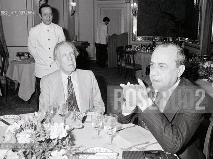 Jorge Louis Borges con Leonardo Sciascia, scrittori, ritratto 1982, Roma, Italia / Jorge Louis Borges with Leonardo Sciascia, writers, potrait 1982, Rome, Italy. ©Massimo Perelli/Rosebud2